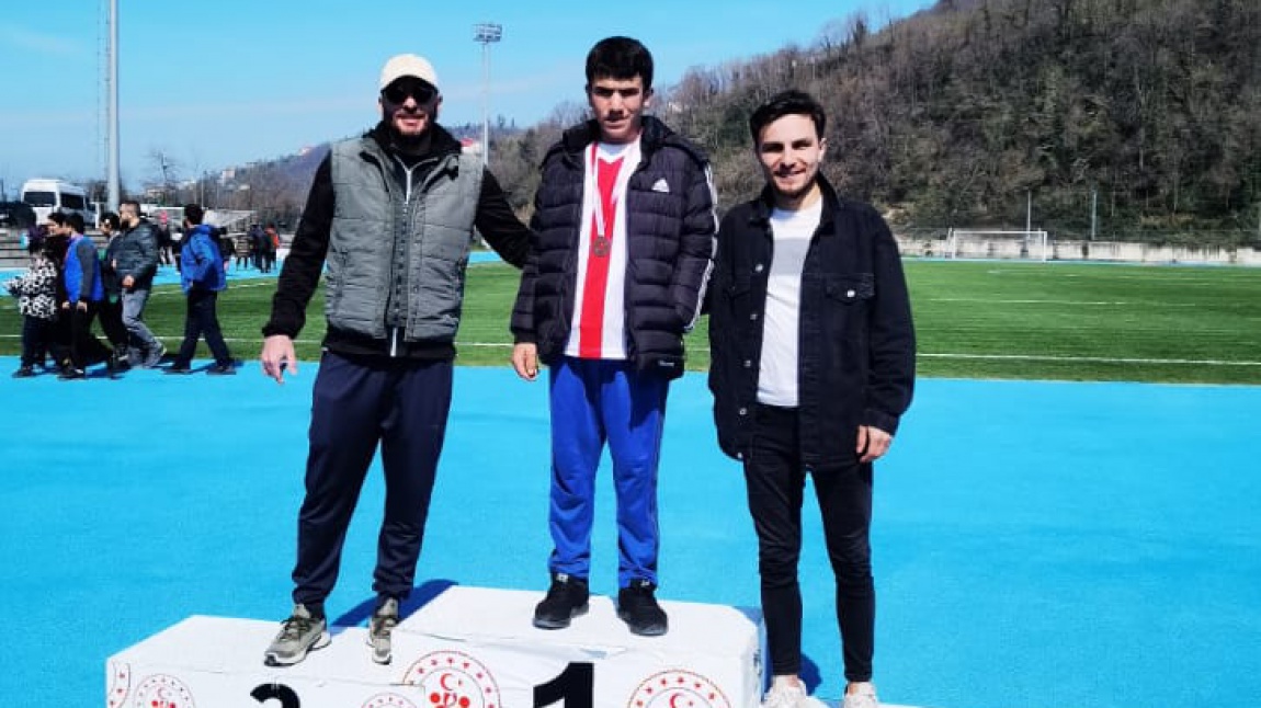 Özel Sporcular Atletizm dalında okulumuzu Eren MEMİŞ temsil etti.